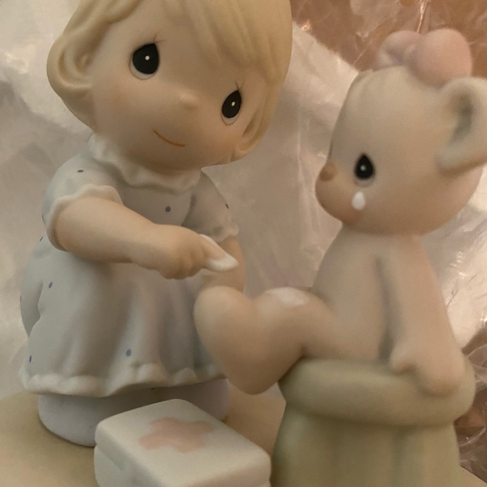 Precious moments caring figurine. Nurse. 1994 like new in box. - Picture 6 of 9